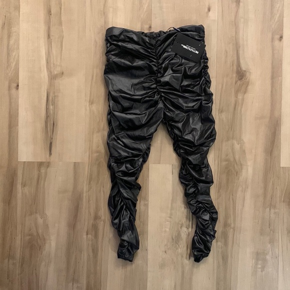 ⚡️Pretty Little Thing Ruched Faux Leather Legging - Picture 4 of 6